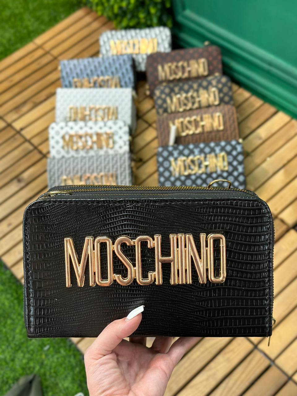 کیف پاسپورتی سه زیپ MOSCHINO